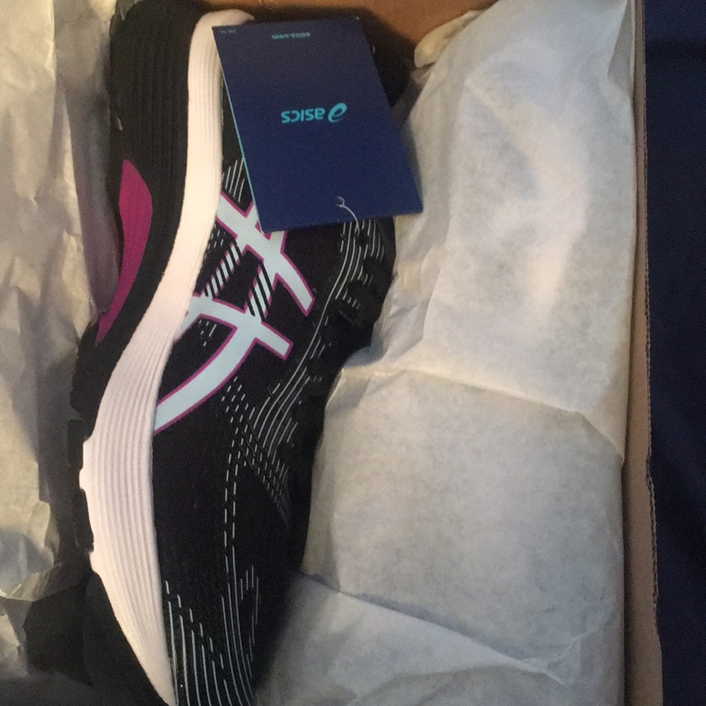 ASIC Gel Nimbus - size 8 women- new in box